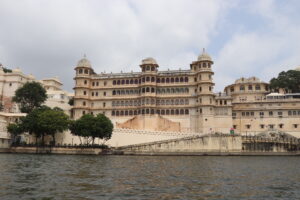 City_Palace_Udaipur,_Rajasthan,_lake_view